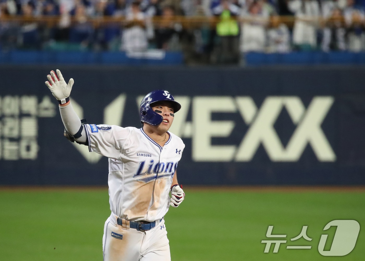 22일 오후 대구 삼성라이온즈파크에서 열린 프로야구 2025 신한 SOL뱅크 KBO 포스트시즌 플레이오프 4차전 삼성 라이온즈와 한화 이글스의 경기, 삼성 김영웅이 7회말 1사 1,2루 연타석 3점 홈런을 터뜨린 뒤 기뻐하고 있다. ⓒ News1 공정식 기자