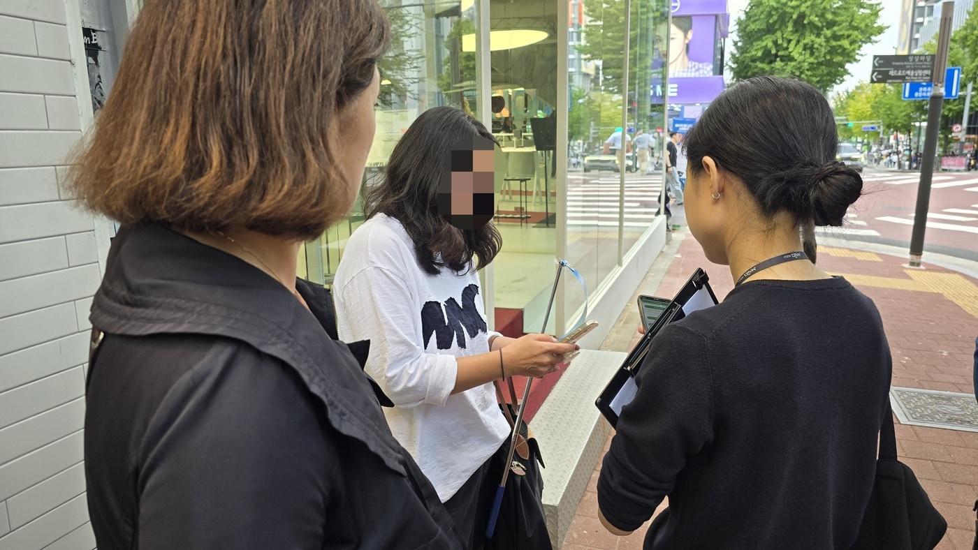 서울시가 외국인 관광객 대상 무자격 관광안내사 근절을 위한 점검에서 가이드 자격증을 조회하고 있다. (서울시 제공)