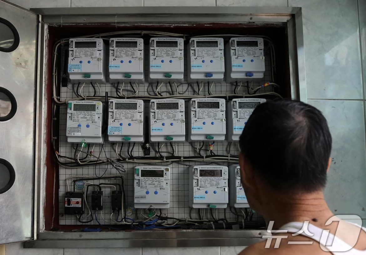 한 다세대주택에서 한 어르신이 전기 계량기를 살펴보고 있다. 2024.9.22/뉴스1 ⓒ News1 오대일 기자