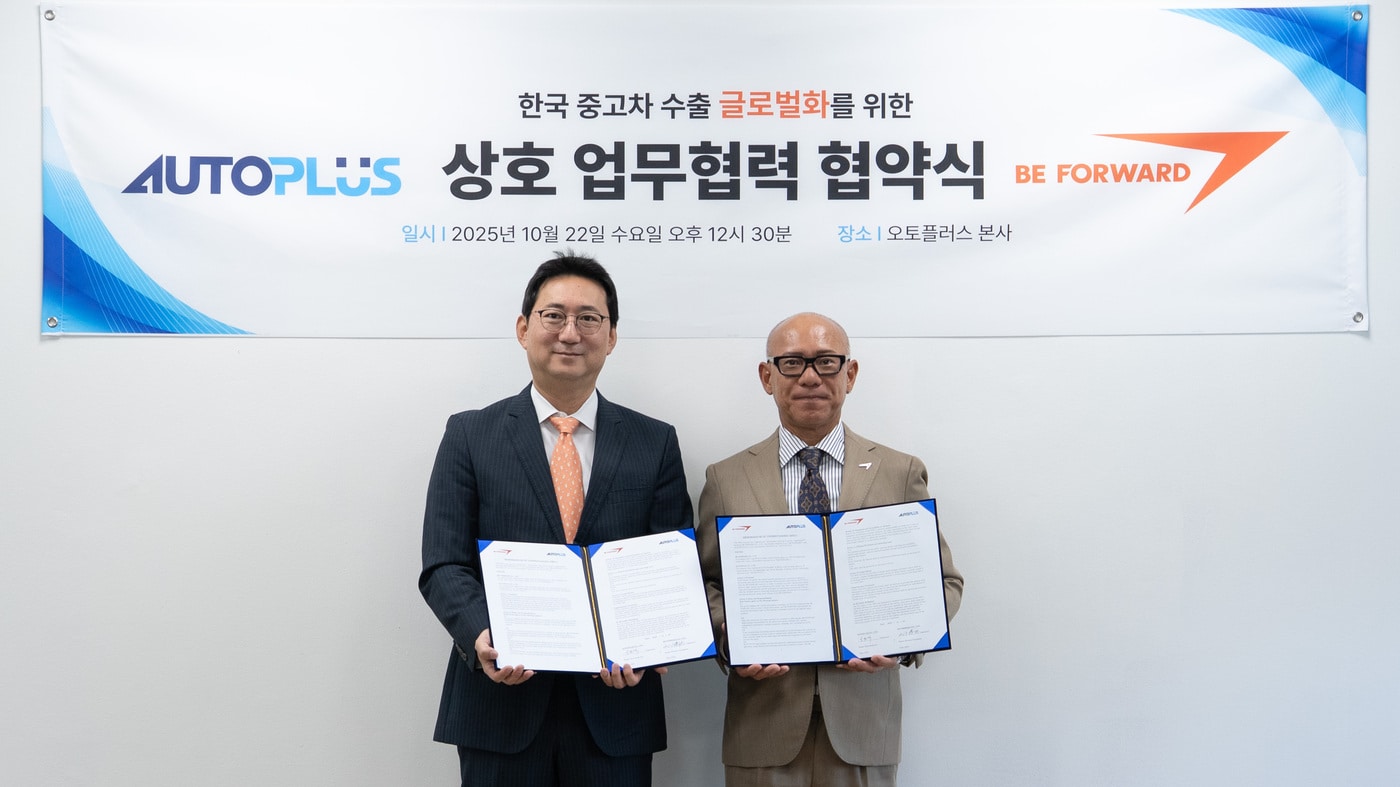 22일 서울 영등포 소재 오토플러스 본사에서 이윤석 오토플러스 대표(왼쪽)와 야마카와 히로노리 비포워드 대표가 중고차 수출 확대를 위한 업무협약(MOU)을 체결한 뒤 기념 사진을 촬영한 모습(오토플러스 제공). 2025.10.22.
