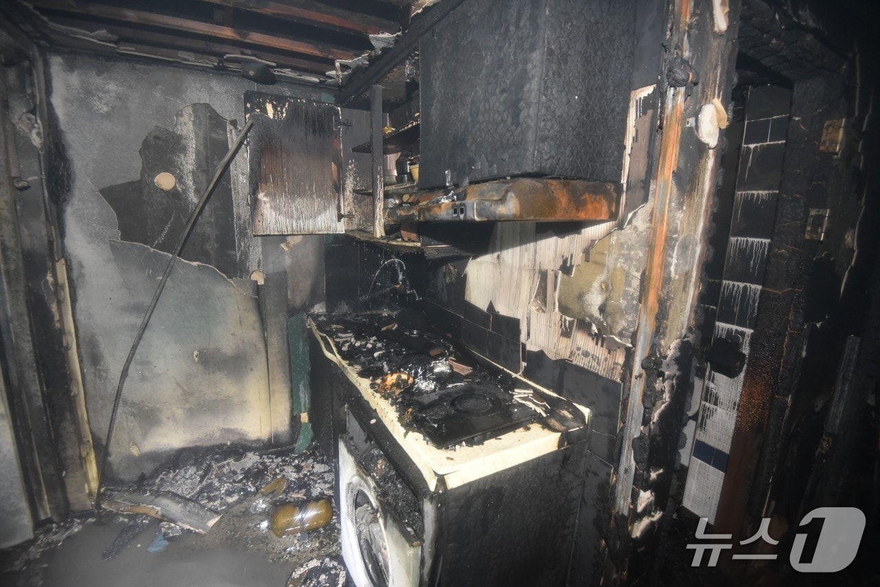 22일 오후 11시32분께 대전 유성구 궁동의 한 지상 7층 공동주택 3층에서 불이 나 27분 만에 꺼졌다.(대전소방본부 제공) /뉴스1