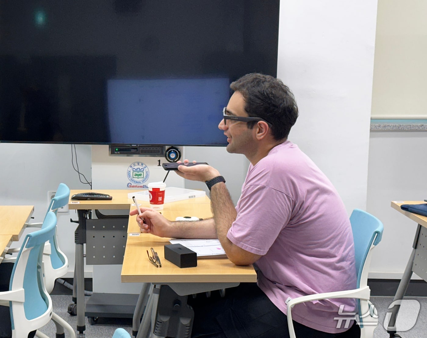 부산대학교에서 시연 중인 &#39;AI 통번역 안경&#39;. &#40;부산대 제공. 재판매 및 DB 금지&#41;