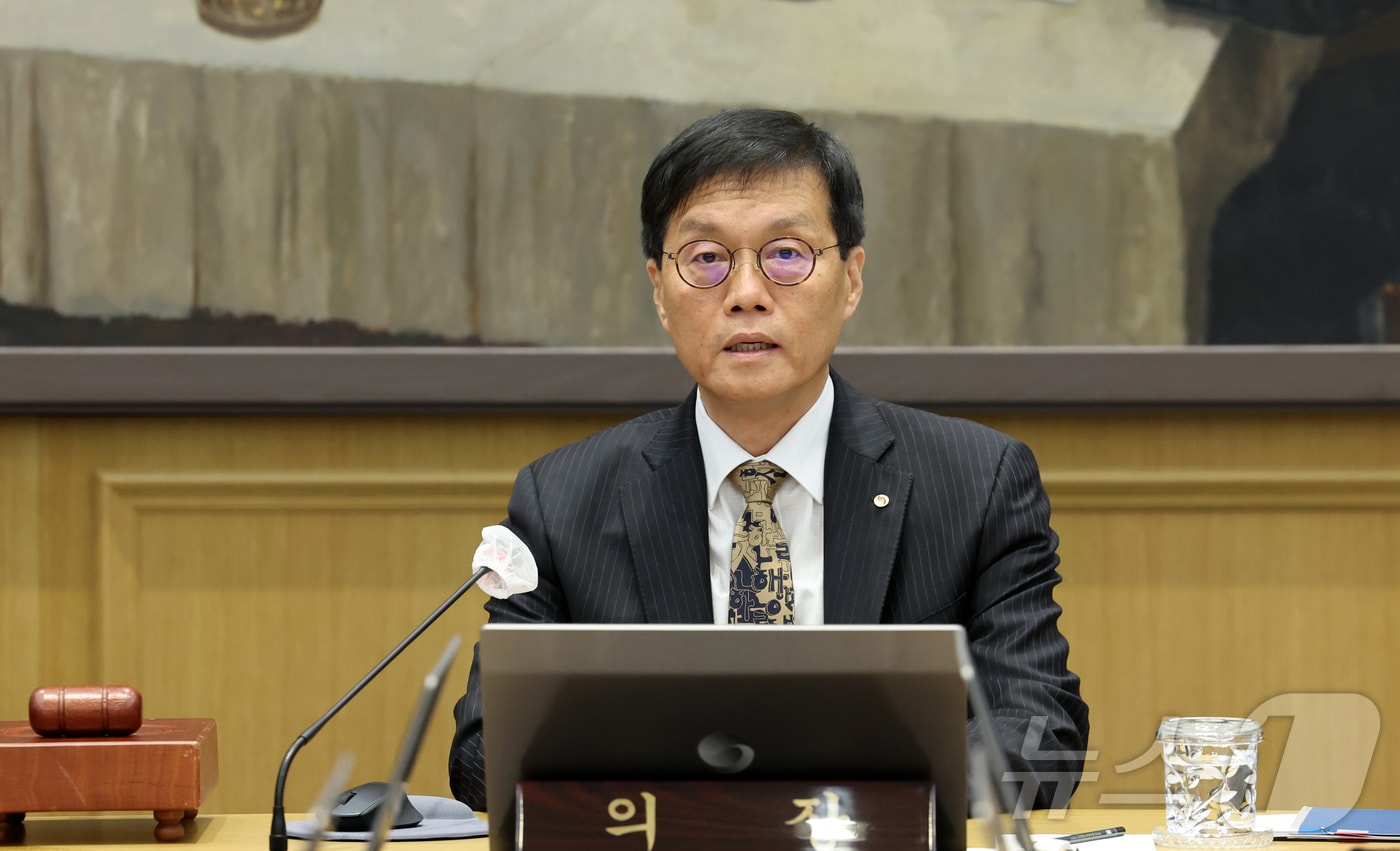 이창용 한국은행 총재가 23일 오전 서울 중구 한국은행 본관에서 금융통화위원회 본회의를 주재하고 있다. 2025.10.23/뉴스1 ⓒ News1 사진공동취재단