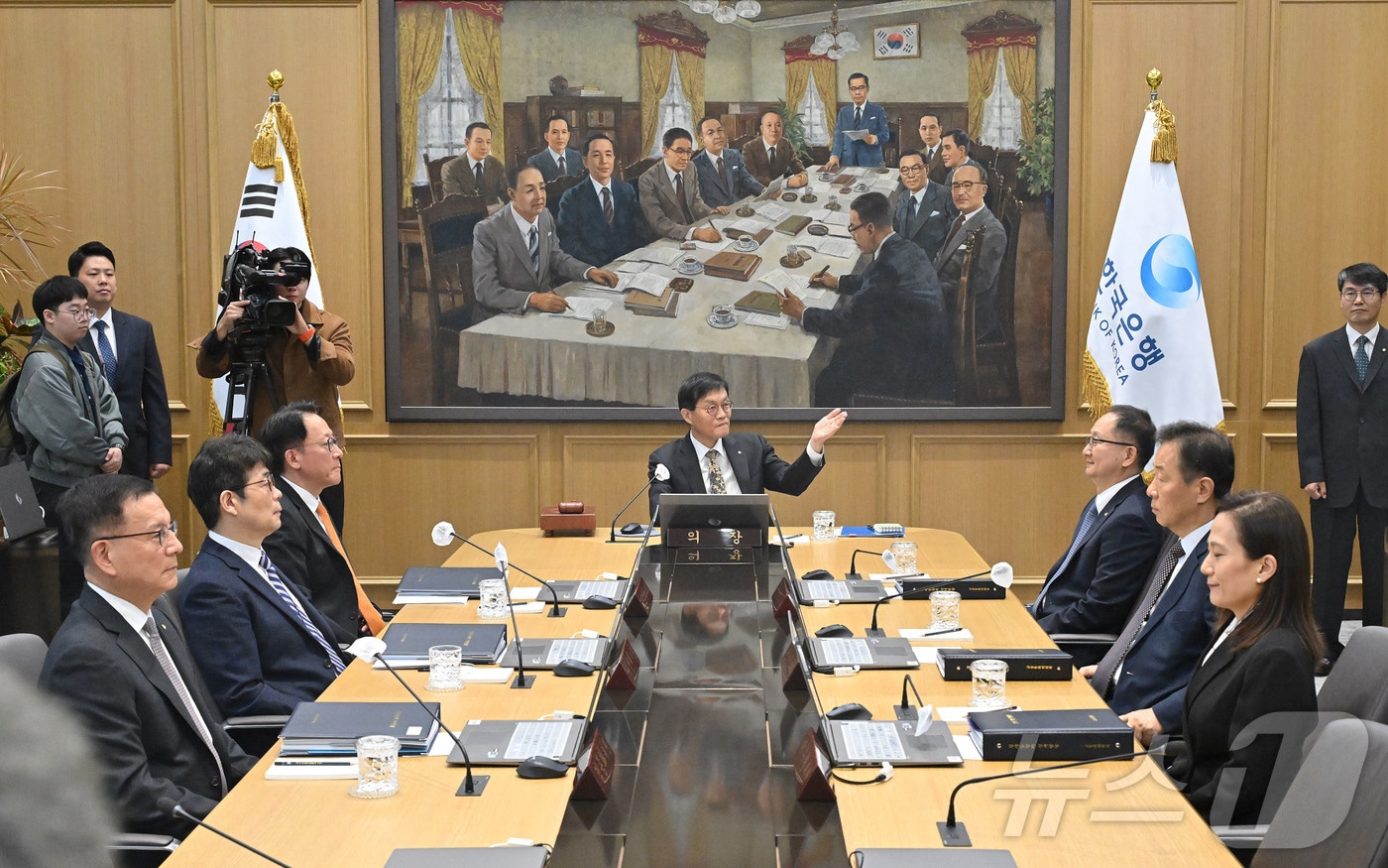 이창용 한국은행 총재가 23일 오전 서울 중구 한국은행에서 열린 금융통화위원회 본회의에 참석하고 있다. 2025.10.23/뉴스1 ⓒ News1 사진공동취재단