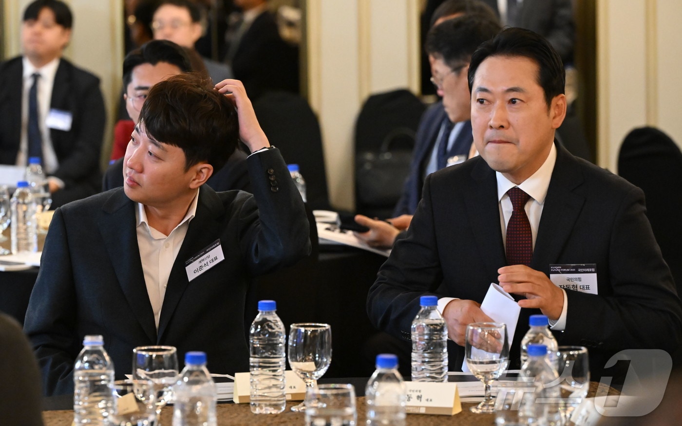 장동혁 국민의힘 대표와 이준석 개혁신당 대표가 23일 서울 영등포구 CCMM빌딩에서 열린 2025 국민미래포럼 '선도국가로의 퀀텀점프 : 과학기술이 여는 새로운 성장’에 참석한 모습. 2025.10.23/뉴스1 ⓒ News1 국회사진기자단