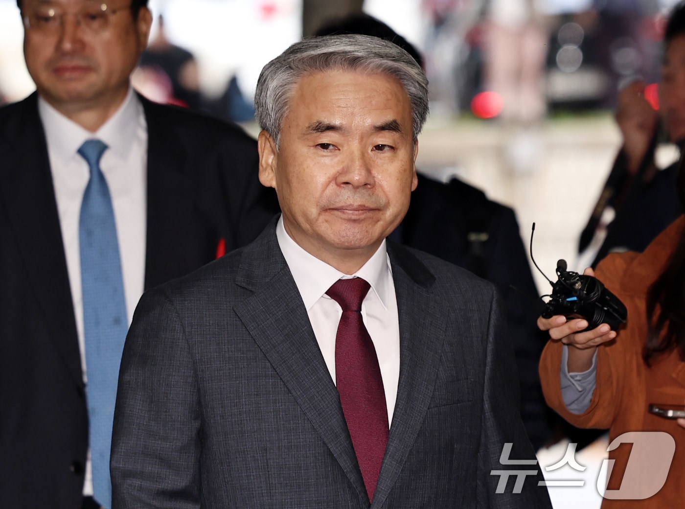 채상병 순직 및 수사 외압·은폐 의혹의 핵심 피의자인 이종섭 전 국방부 장관이 23일 오전 서초구 서울중앙지방법원에서 열린 구속 전 피의자 심문(영장실질심사)에 출석하고 있다. 2025.10.23 ⓒ 뉴스1 구윤성 기자