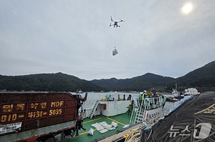 드론으로 해양쓰레기를 운송하는 장면 (인천시 제공.재판매 및 DB금지)