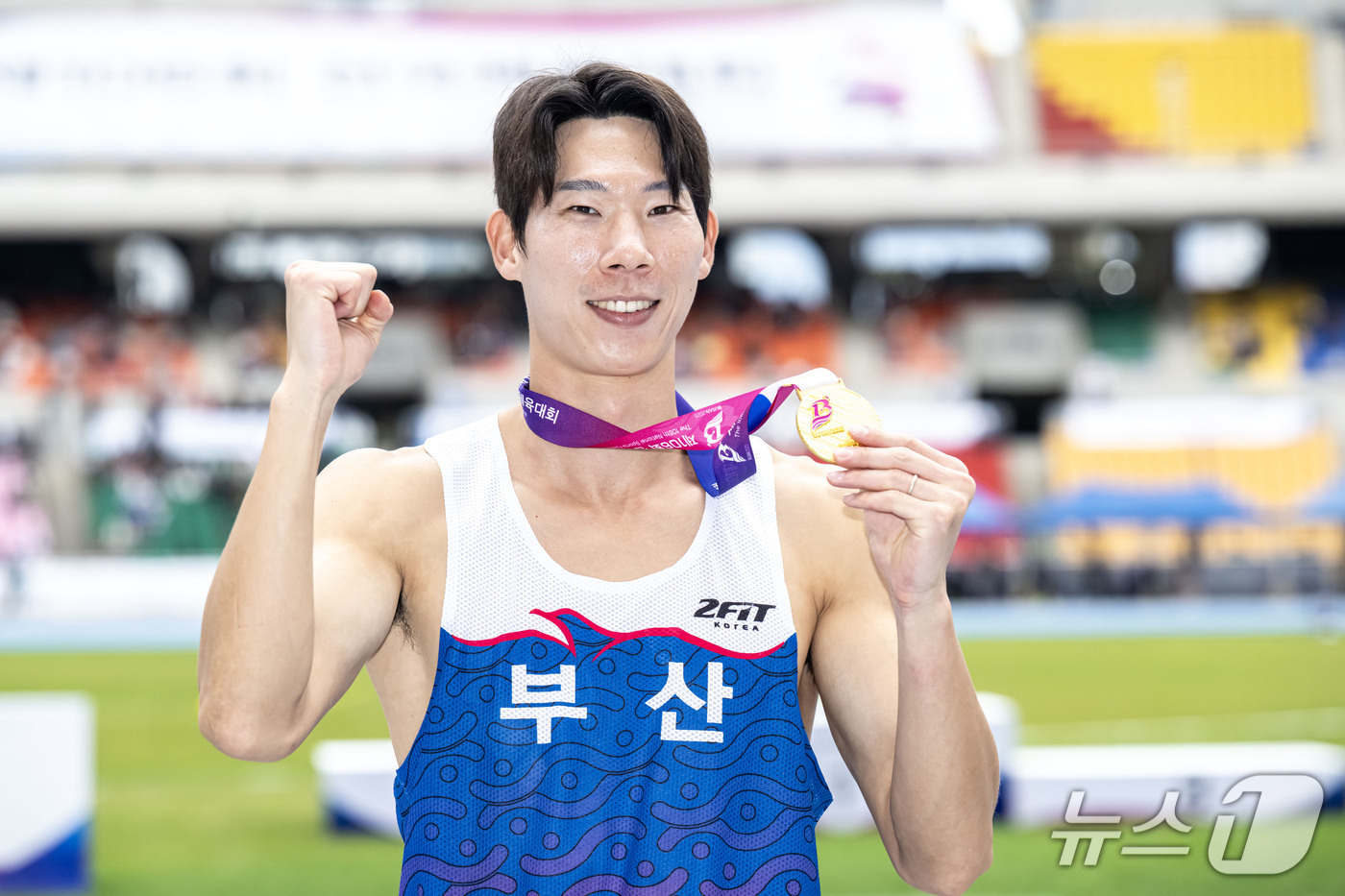 부산 연제구청 육상팀 소속 진민섭이 메달을 들어보이고 있다.(연제구 제공. 재판매 및 DB 금지)