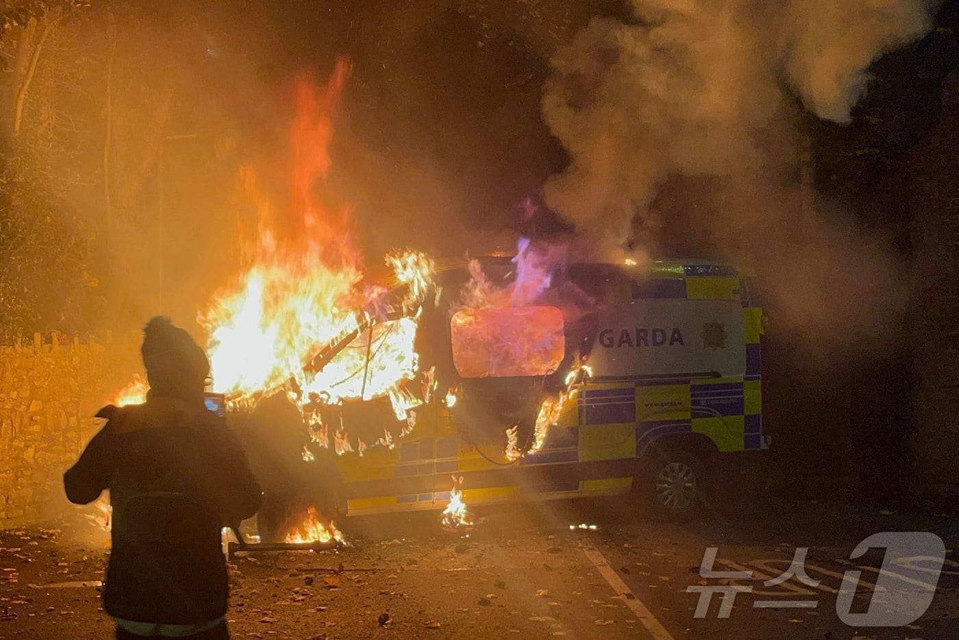 아일랜드 더블린 남서쪽 사가트에서 21일&#40;현지시간&#41; 망명 신청자를 수용하는 호텔 밖에서 반이민 시위가 벌어지고 있다. 2025.10.21 ⓒ AFP=뉴스1 ⓒ News1 김경민 기자
