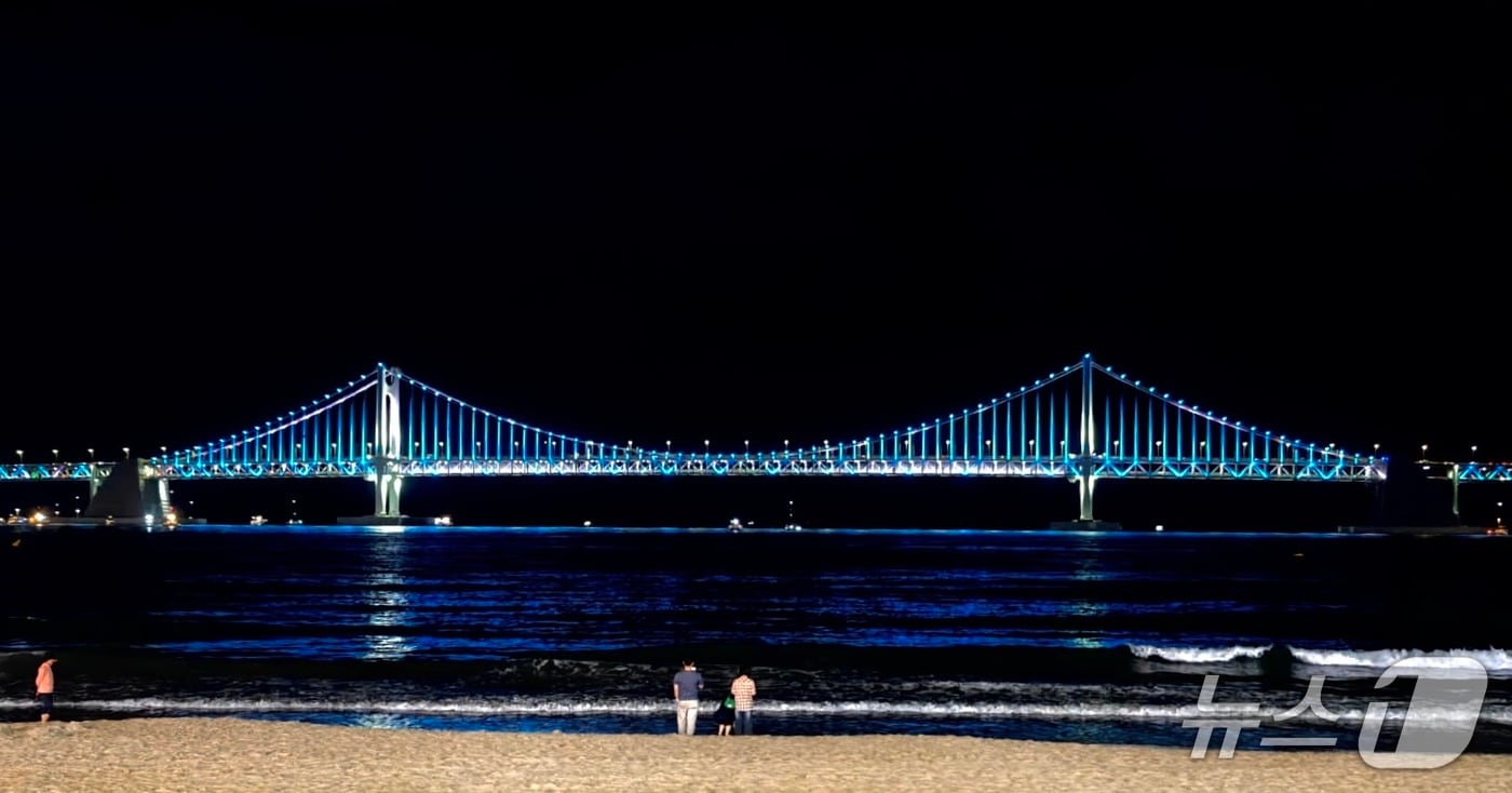 '평화의 빛' 물든 광안대교. (부산시설공단 제공. 재판매 및 DB 금지)