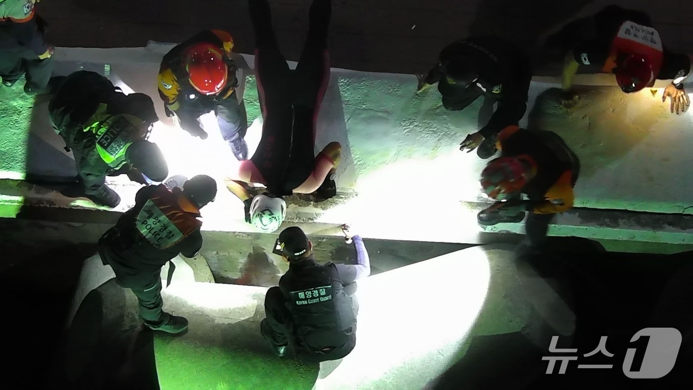 테트라포드 구조작업 현장 모습.(남해해경청 제공. 재판매 및 DB 금지)