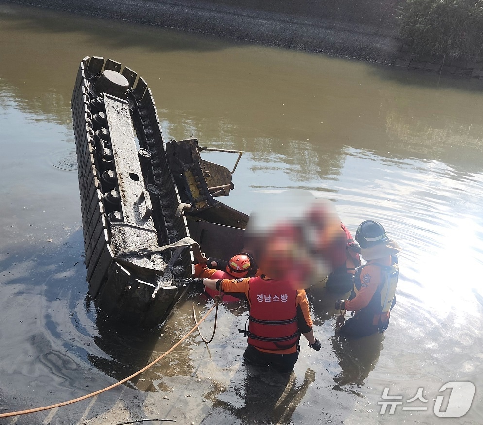 23일 오전 8시 25분쯤 경남 창녕군의 한 하천변 배수로 공사장에서 작업 중이던 굴착기가 넘어지면서 하천에 빠져 60대 기사가 숨졌다. 사진은 사고 현장 모습(독자제공. 재판매 및 DB금지)