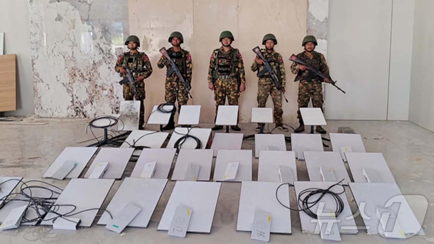 20일(현지시간) 미얀마군 병사들이 꺼인주 먀워디에 위치한 스캠(사기) 센터 'KK 파크'를 급습해 압수한 스타링크 인터넷 서비스 수신기 모습. 기사 내용과 무관. 2025.10.20 ⓒ AFP=뉴스1 ⓒ News1 김지완 기자