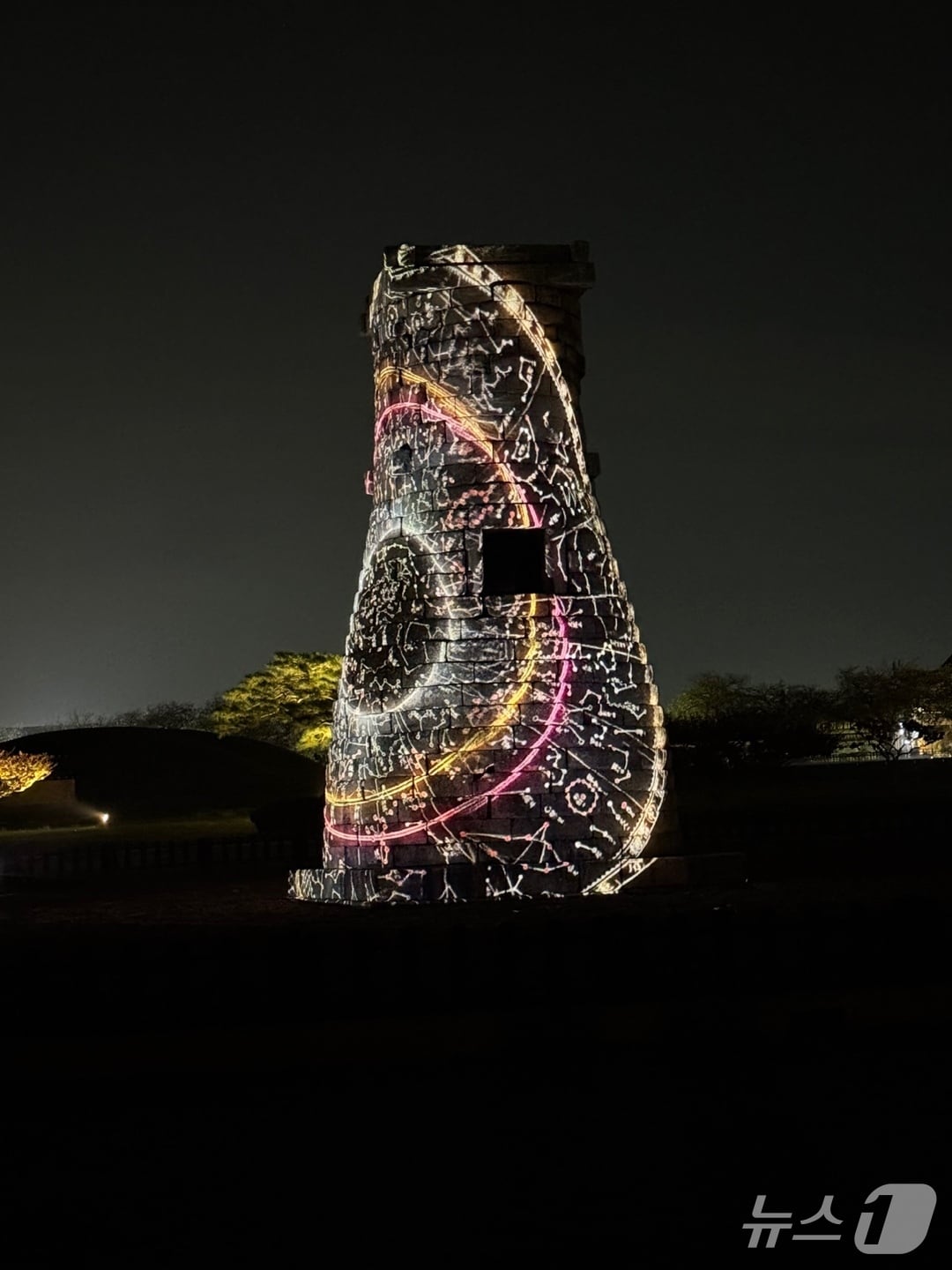  경북 경주시가 지난 21일 첫 공연 때 설비 이상으로 중단한 '첨성대 미디어 아트 쇼'를 22일부터 재개했다. (독자 제공, 재판매 및 DB금지) 202510.23/뉴스1