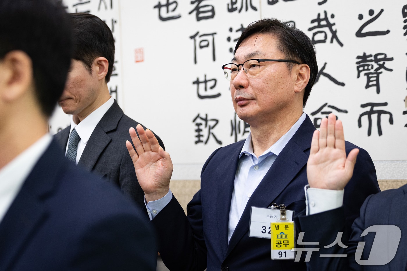 이화영 전 경기도 평화부지사가 23일 서울 여의도 국회에서 열린 법제사법위원회의 서울고등검찰청 등에 대한 국정감사에서 증인 선서를 하고 있다. 2025.10.23 ⓒ 뉴스1 유승관 기자