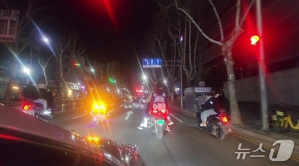 지난 3월 오토바이와 수입차를 탄 폭주족이 대구 북구 도로에서 차선을 넘나들며 위험 운전을 했다. (대구 북부경찰서 제공. 재판매 및 DB금지)