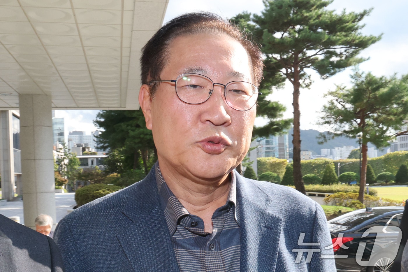 박성재 전 법무부 장관이 23일 구속영장 기각 이후 첫 조사를 받기 위해 서울 서초구 서울고등검찰청 내란 특검에 출석하고 있다. 박 전 장관은 비상계엄 직후 &#39;합동수사본부 검사 파견 검토 지시&#39;와 &#39;구치소 수용 공간 확인&#39; &#39;출국 금지팀 호출&#39; 등을 지시한 혐의를 받고 있다. 2025.10.23/뉴스1 ⓒ News1 이광호 기자