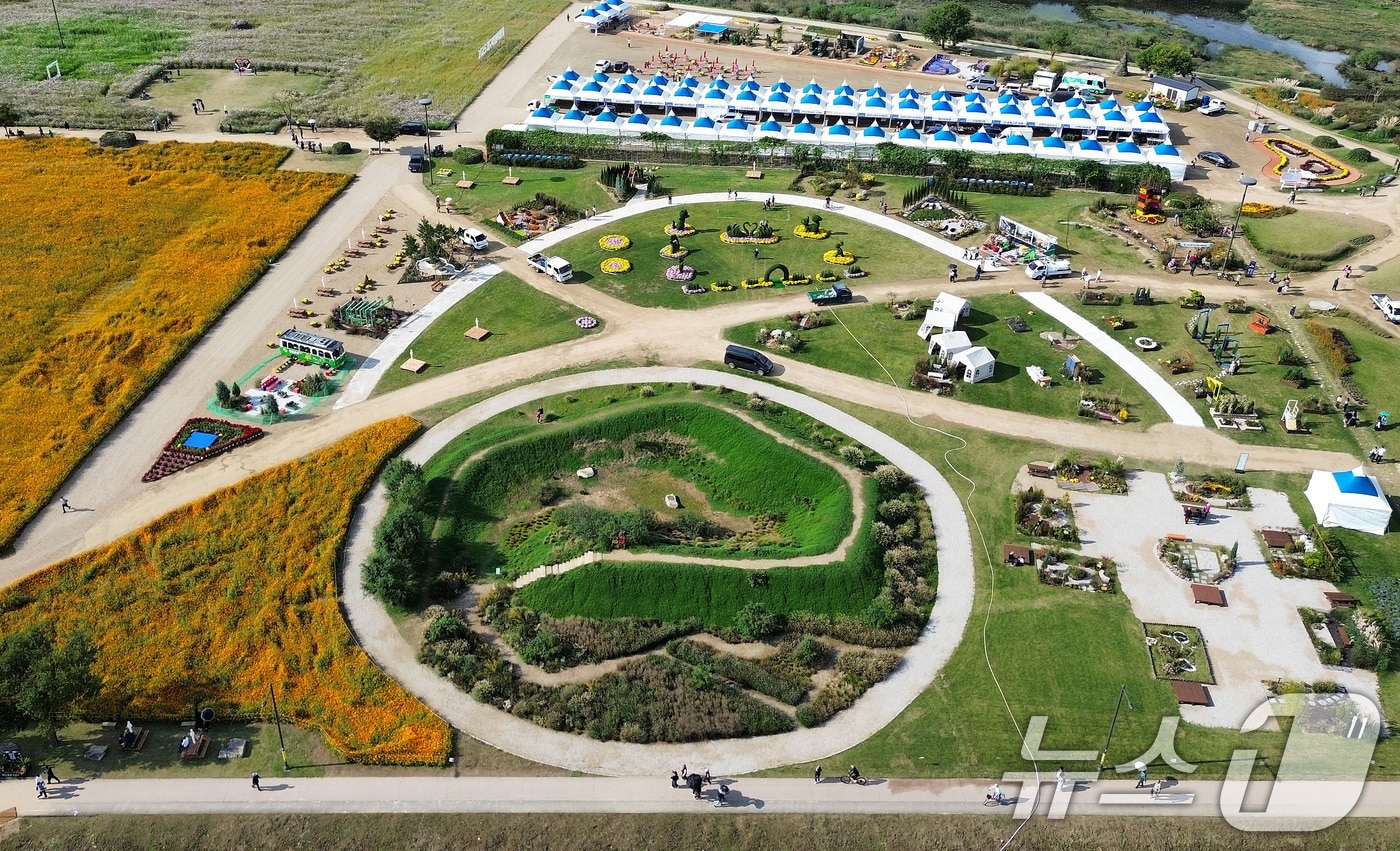 '정원박람회'를 앞둔 23일 대구 북구 금호강 하중도가 가을 색깔로 곱게 물들었다. 대구정원박람회는 '케이(K)-가든의 미래, 대구에서 찾다'를 주제로 24~28일 열린다. 2025.10.23/뉴스1 ⓒ News1 공정식 기자