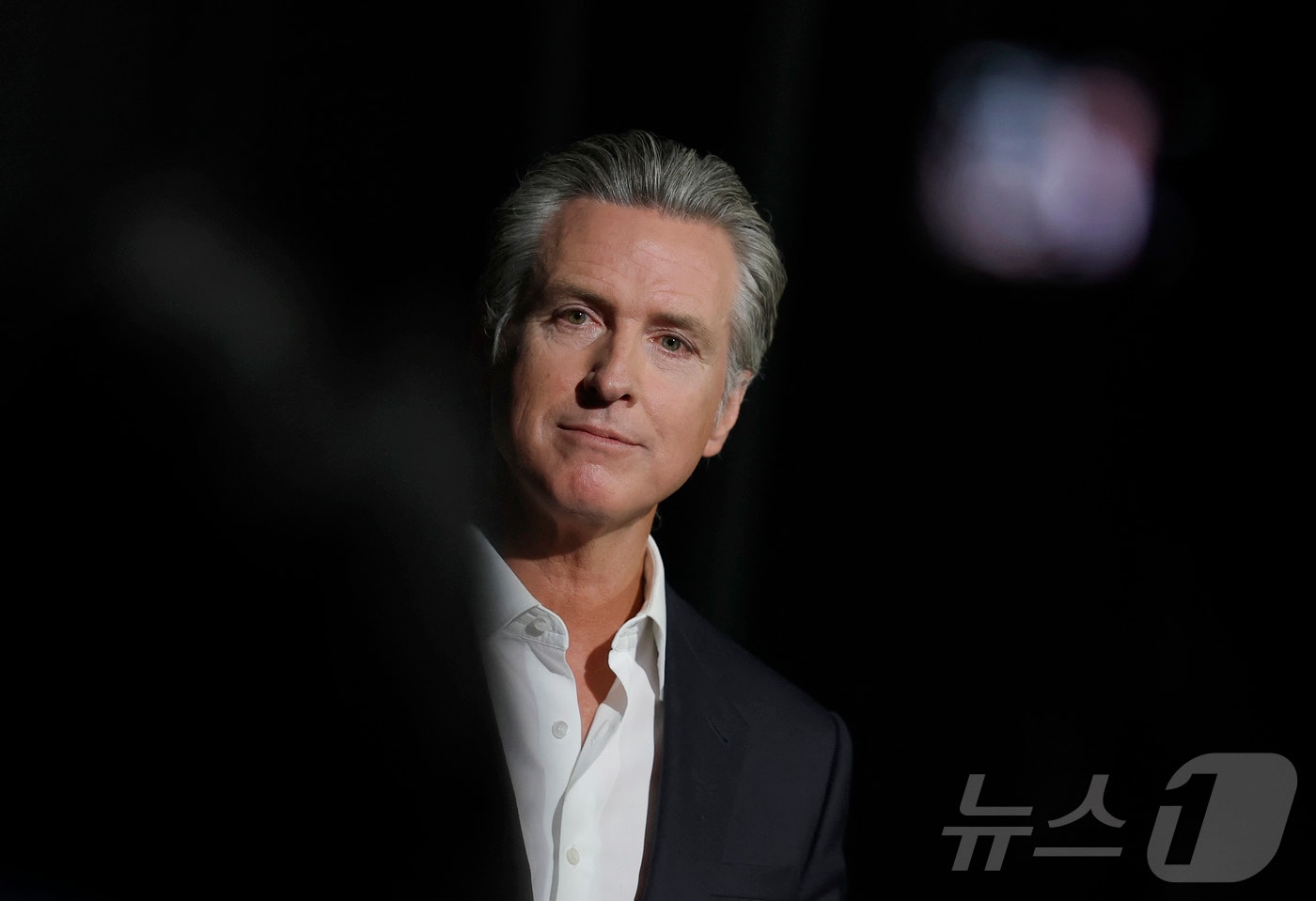 개빈 뉴섬 미국 캘리포니아 주지사가 22일(현지시간) 캘리포니아주 스톡턴에서 열린 '캘로피나오 경제 서밋'에 참석해 도널드 트럼프 행정부의 주방위군 배치 계획과 관련한 기자들의 질문에 답하고 있다. 2025.10.22./뉴스1 ⓒ AFP=뉴스1 ⓒ News1 이창규 기자