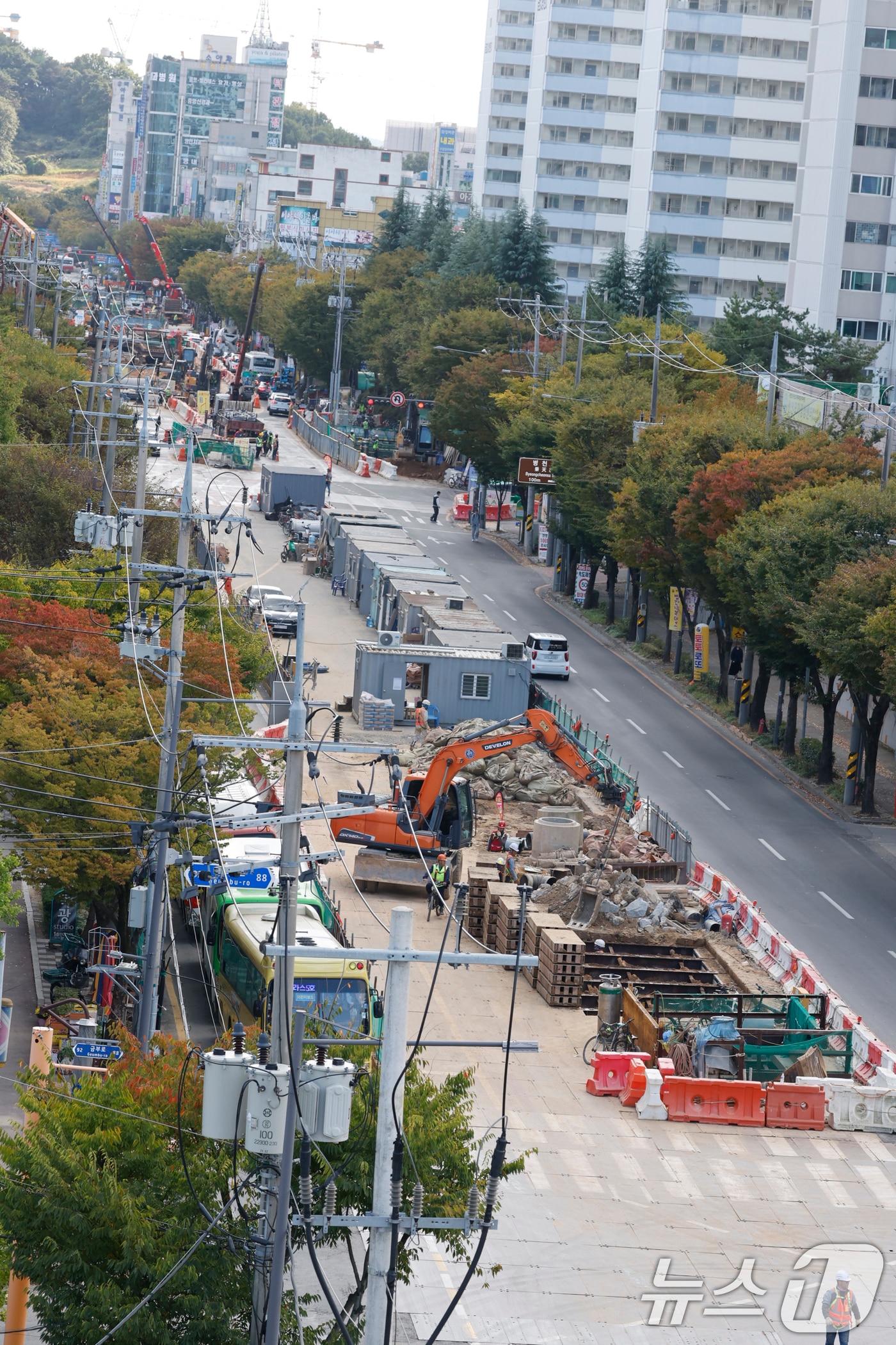 23일 광주도시철도 2호선 1단계 구간인 운천저수지에서 금호지구 입구 사거리 구간 공사가 한창이다. 1단계 구간은 2026년 12월 개통 예정이다. 2025.10.23/뉴스1 ⓒ News1 김태성 기자
