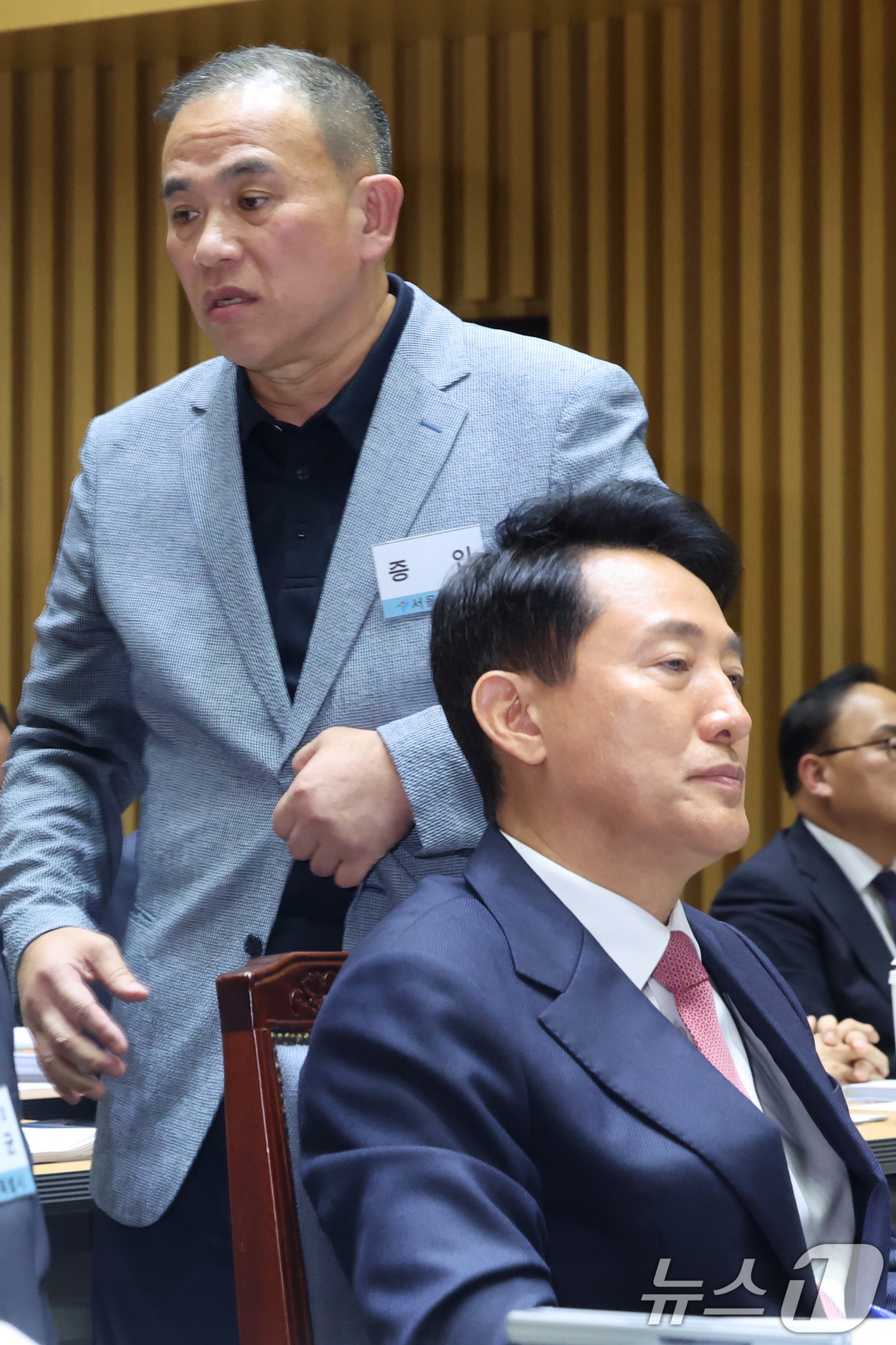 '정치 브로커' 명태균씨가 지난 23일 오후 서울 중구 서울시청에서 열린 국회 행정안전위원회 서울시청 국정감사에서 의원질의를 마치고 오세훈 서울시장 뒤로 이동하고 있다. 2025.10.23/뉴스1 ⓒ News1 황기선 기자