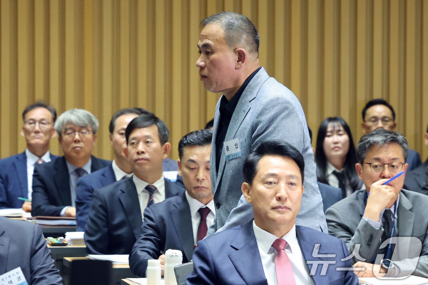 &#39;정치 브로커&#39; 명태균 씨가 지난 10월 23일 오후 서울 중구 서울시청에서 열린 국회 행정안전위원회 서울시청 국정감사에서 권칠승 더불어민주당 의원 질의에 답변하기 위해 오세훈 서울시장 뒤를 통해 발언대로 가고 있다. 2025.10.23/뉴스1 ⓒ News1 황기선 기자