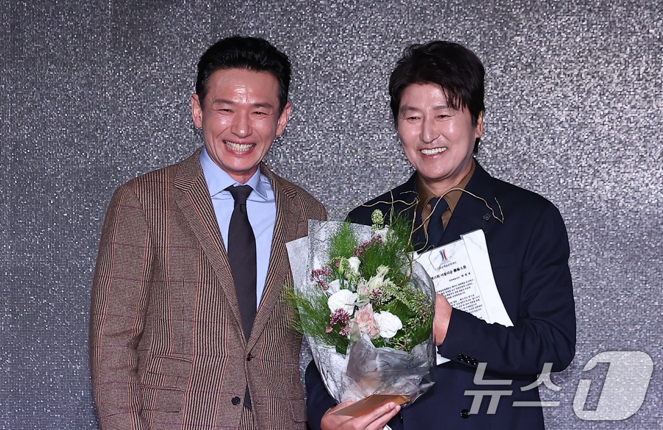 배우 송강호가 23일 서울 강덕구 고덕동 스테이지28에서 열린 제15회 아름다운예술인상 시상식에서 박찬욱 감독의 영화예술인 부문을 대리수상한 후 시상자 황정민과 기념촬영을 하고 있다. ⓒ News1 김성진 기자