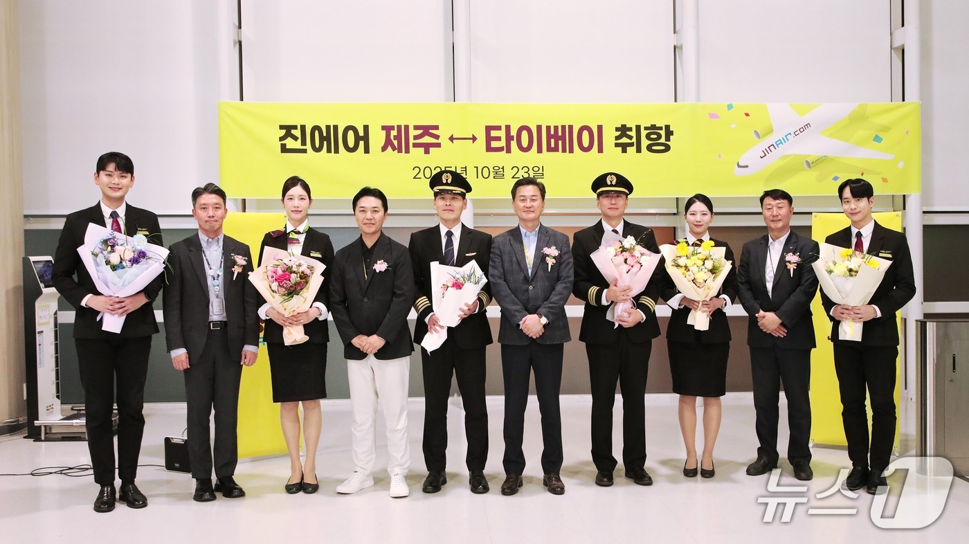 진에어 제주~타이베이 취항식에서 진에어 임직원들이 기념 촬영을 하고 있다.(진에어 제공)