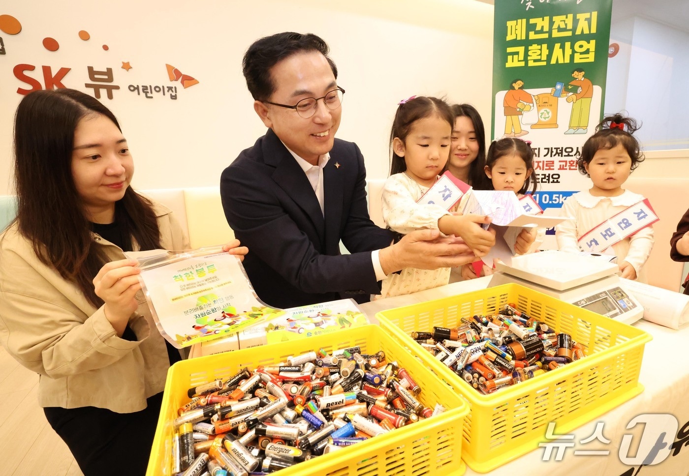 박희조 동구청장이 ‘폐건전지 모으기’ 캠페인을 하고 있다.(동구 제공. 재판매 및 DB금지)/뉴스1