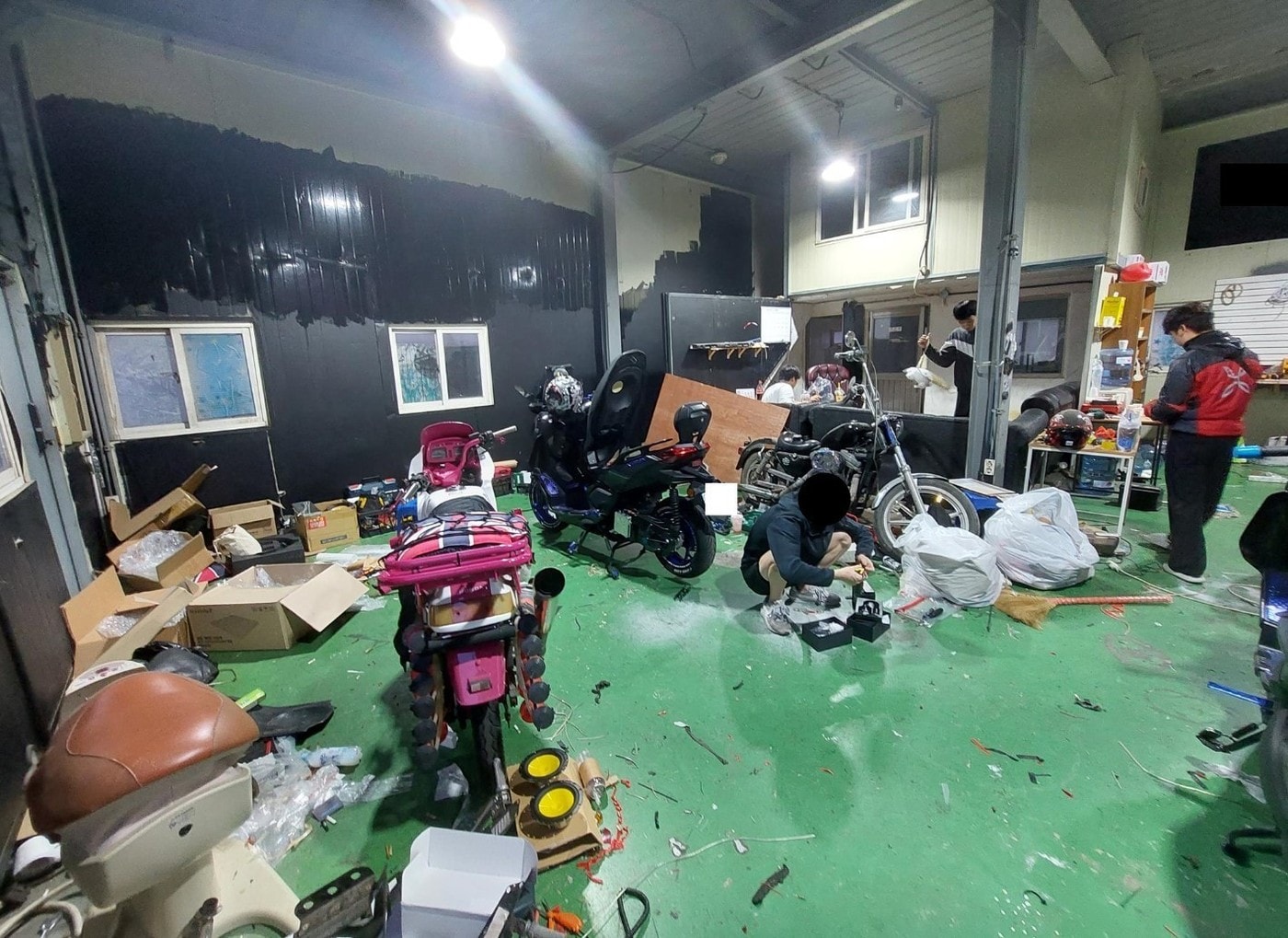 천안 불법 튜닝업체 내부 모습.(충남경찰청 제공. 재판매 및 DB금지)/뉴스1