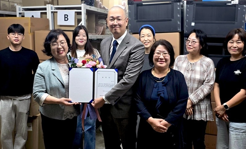 스프링플필먼트 장지훈 대표(사진 왼쪽 4번째)와 대구경북 우정청 소포실장(사진 왼쪽 5번째)가 기념촬영을 하고 있다. 사진=스프링풀필먼트 제공