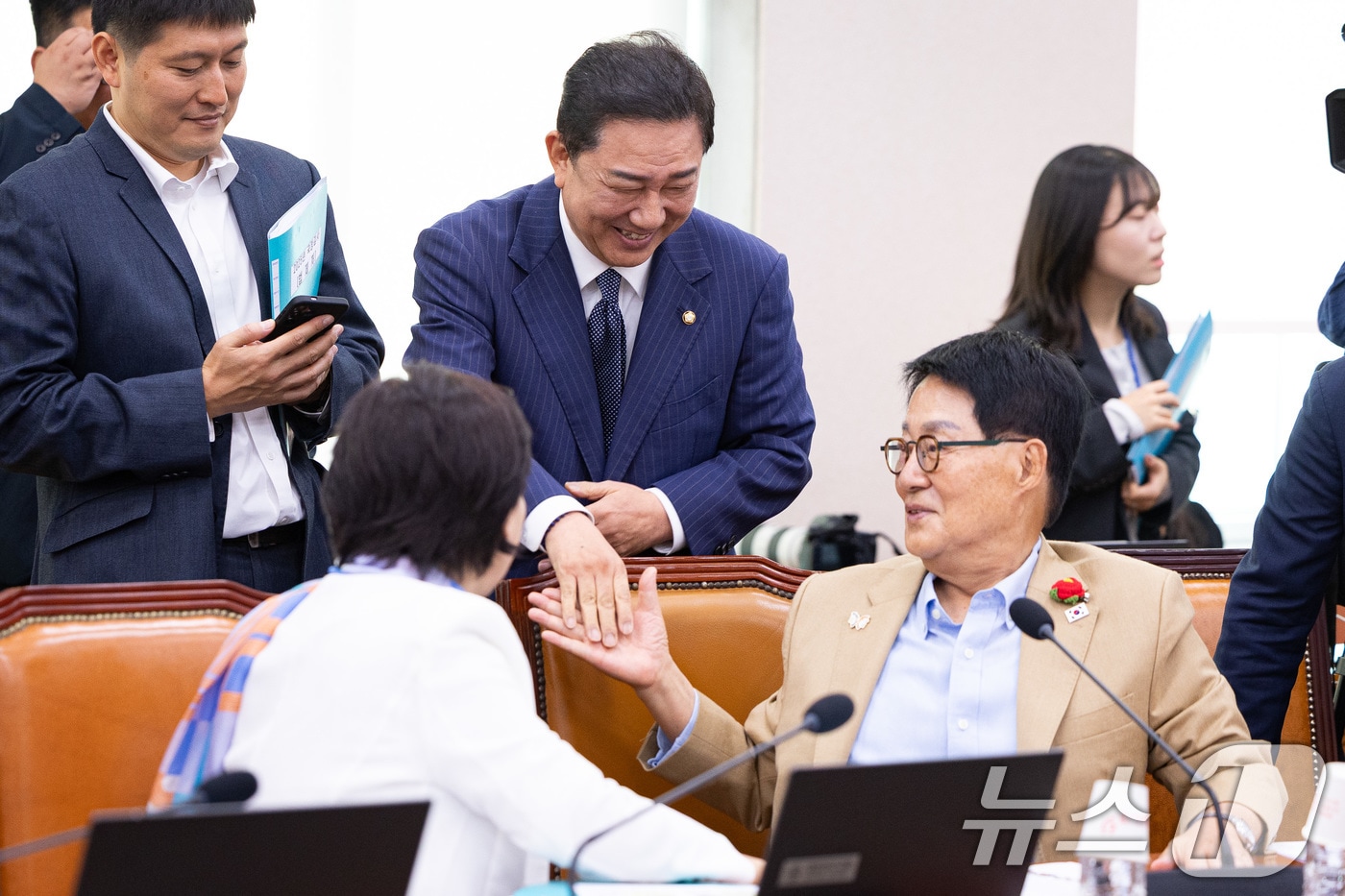 김병기 더불어민주당 원내대표가 지난 10월 24일 서울 여의도 국회에서 열린 법제사법위원회의 법제처에 대한 국정감사에서 박지원 민주당 의원과 인사하고 있다. 2025.10.24/뉴스1 ⓒ News1 유승관 기자