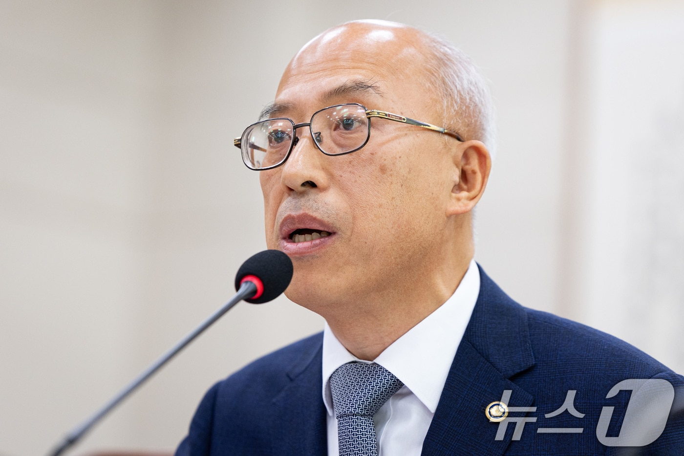 조원철 법제처장이 지난해 10월 24일 서울 여의도 국회에서 열린 법제사법위원회의 법제처에 대한 국정감사에서 의원 질의에 답하고 있는 모습. 2025.10.24/뉴스1 ⓒ News1 유승관 기자