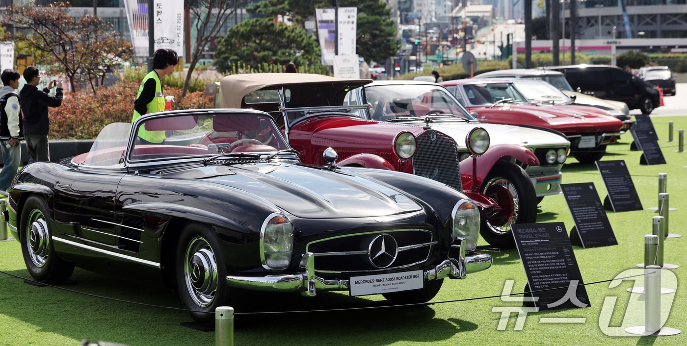24일 서울 강남구 코엑스 야외 잔디관장에서 열린 '2025 클래식카 쇼'에 시대별 명차와 희귀 모델들이 진열돼 있다. 2025.10.24/뉴스1 ⓒ News1 황기선 기자