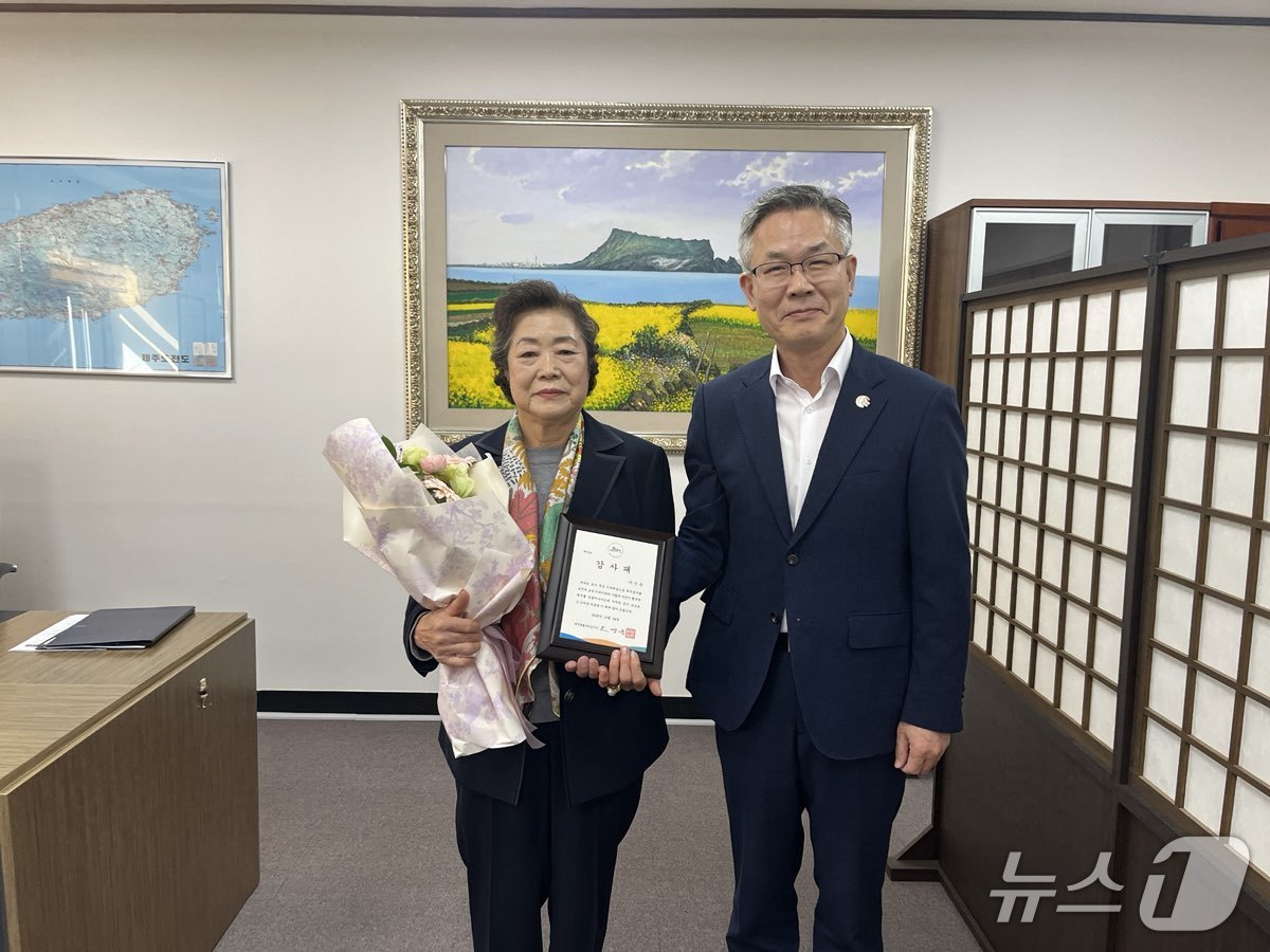 곶자왈 사유지를 기부한 이신숙씨와 진명기 도 행정부지사(제주도 제공. 재판매 및 DB금지)/뉴스1