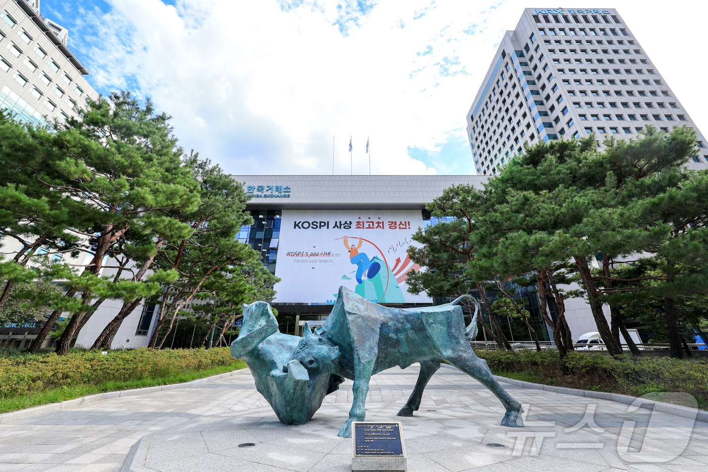 서울 여의도 한국거래소의 모습. 2025.10.24/뉴스1 ⓒ News1 이호윤 기자