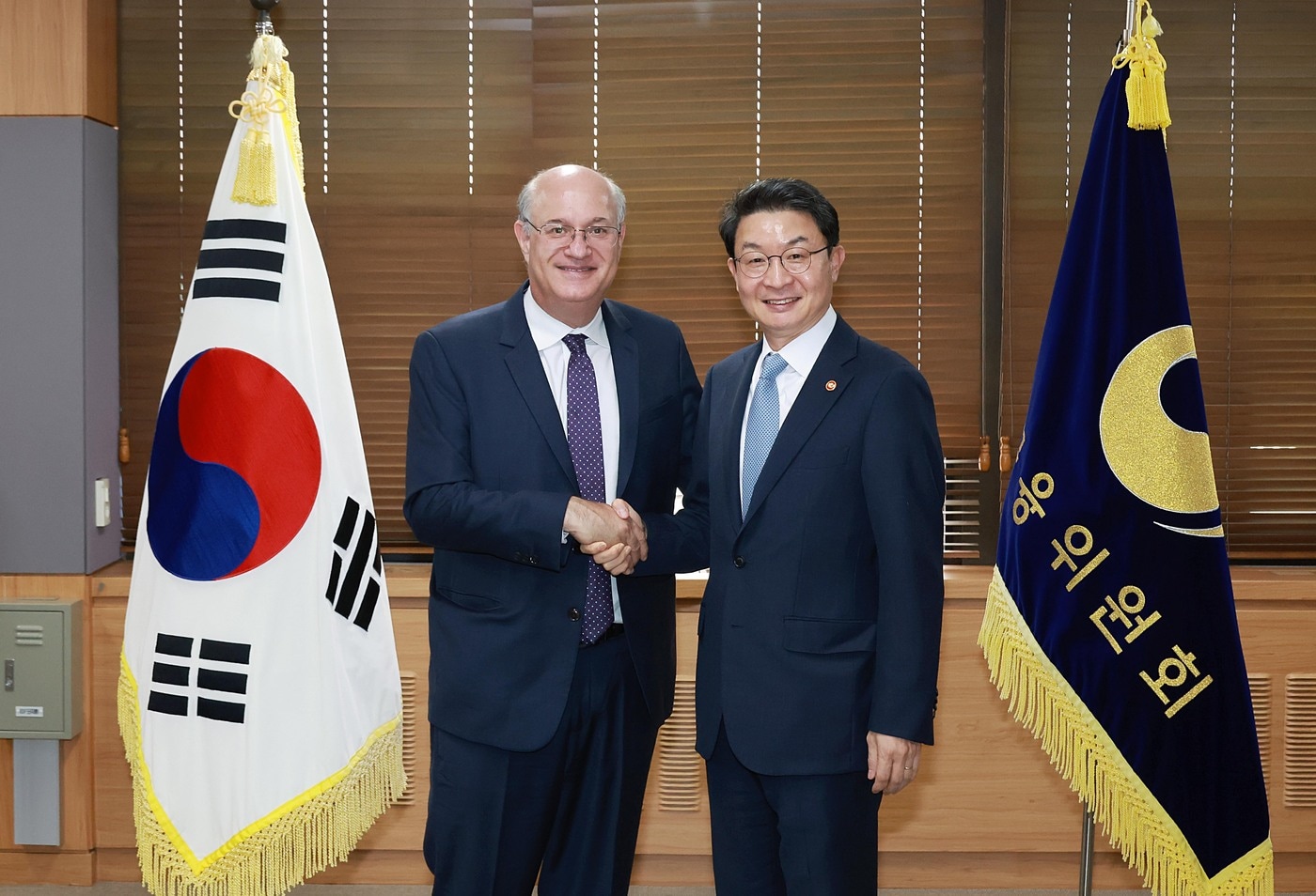 이억원 금융위원장이 24일 오후 서울 종로구 정부서울청사에서 미주개발은행(IDB) 일랑 고우드파잉 총재(President Ilan Goldfain)와 면담을 통해 디지털금융, 녹색·지속가능 금융, 금융 AI 등 미래지향 분야 한국-중남미 금융협력 강화에 대해 논의했다(금융위 제공).