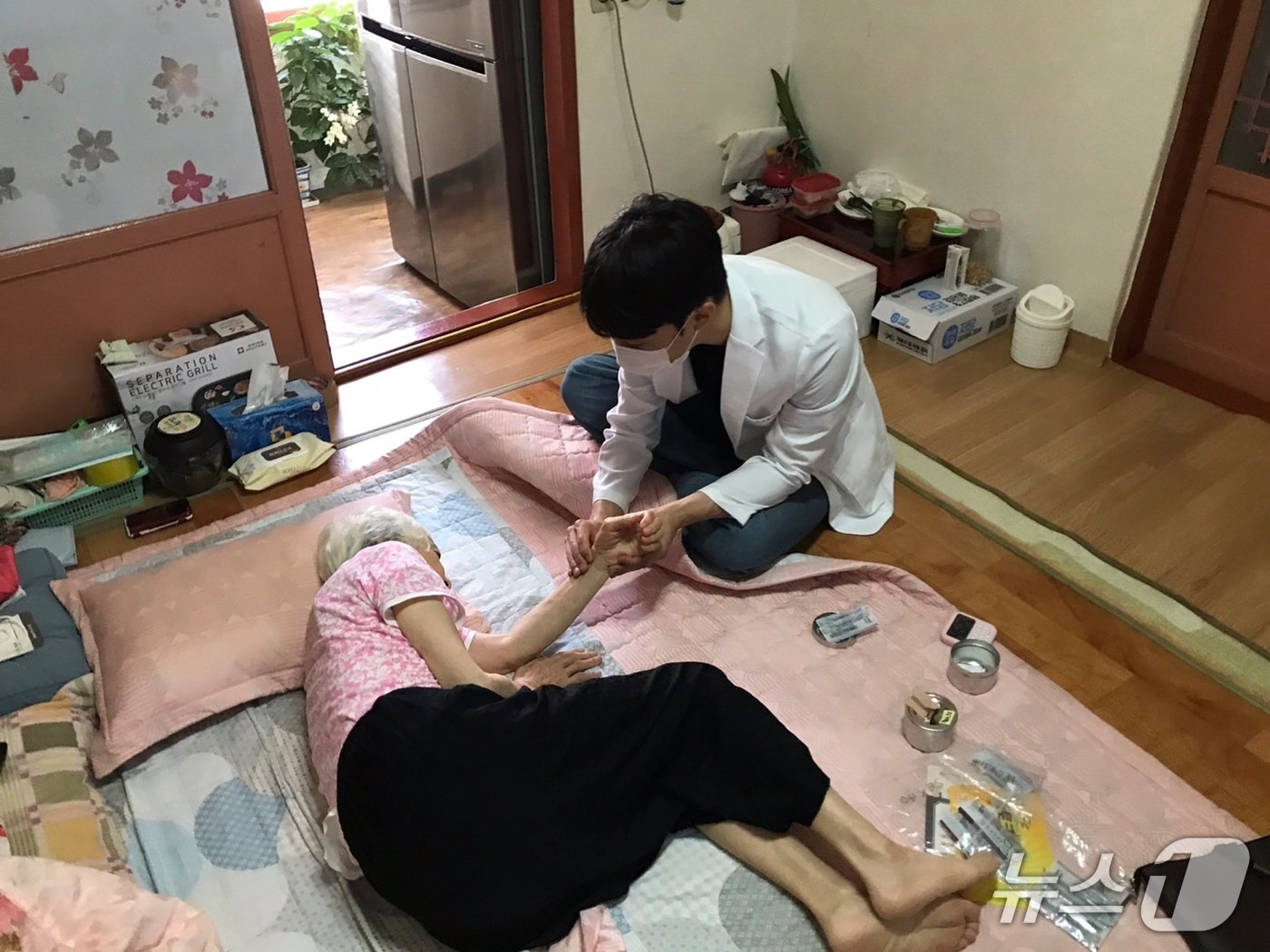 의료인이 주민을 살펴보고 있다.(부산 서구 제공. 재판매 및 DB금지)