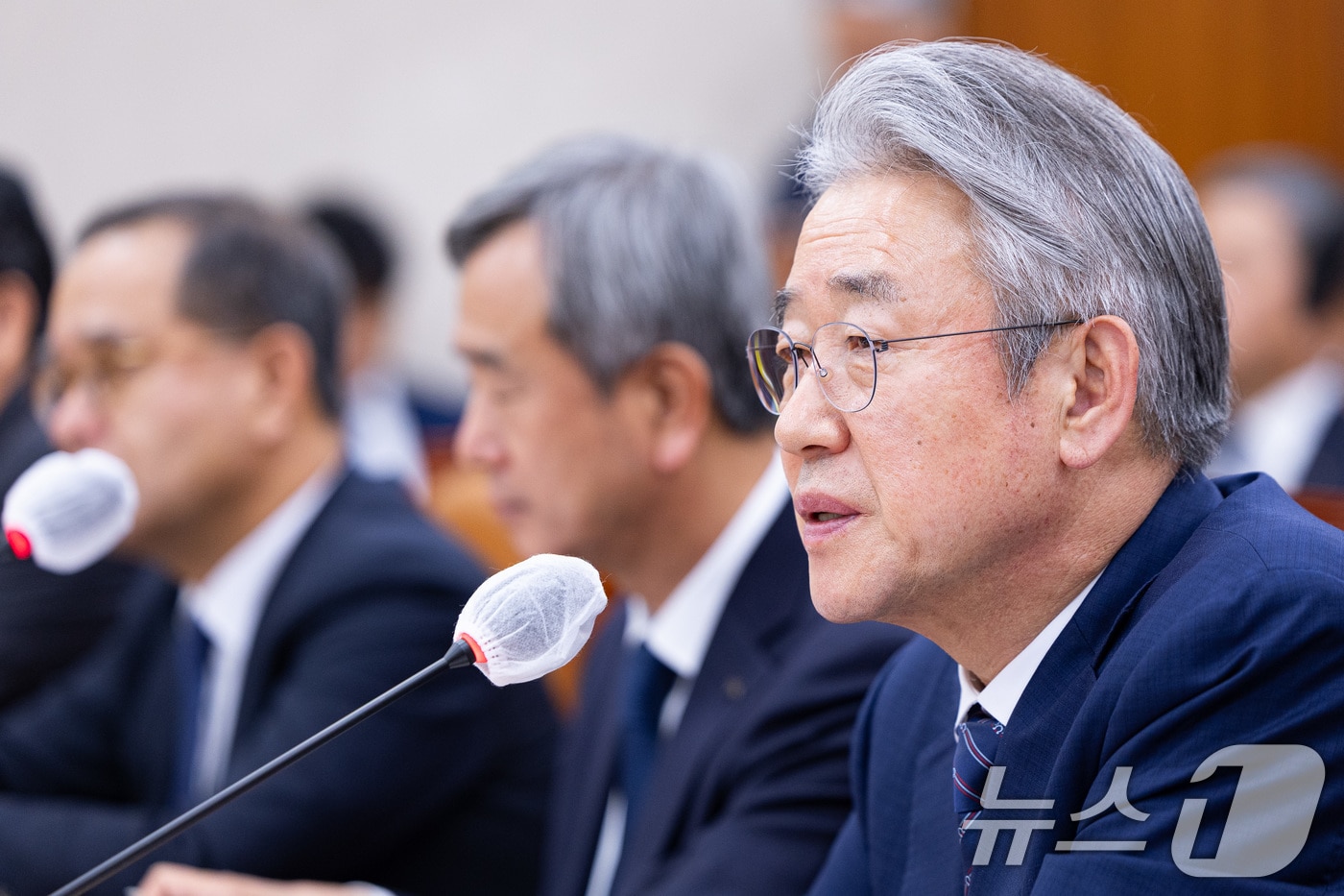 강호동 농업협동조합중앙회장이 24일 서울 여의도 국회에서 열린 농림축산식품해양수산위원회의 농업협동조합중앙회 등에 대한 국정감사에서 의원 질의에 답하고 있다. 2025.10.24/뉴스1 ⓒ News1 유승관 기자
