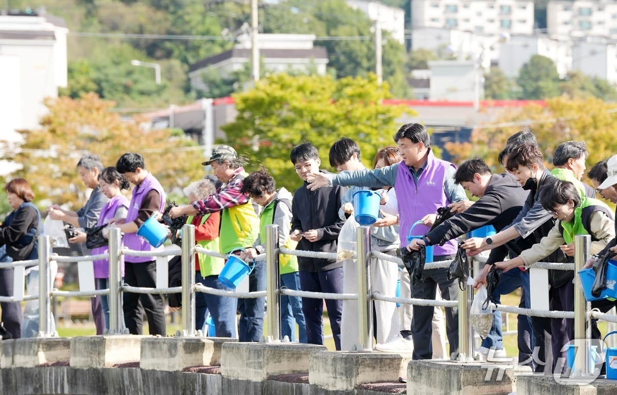 광주시가 24일 청석공원에서 ‘다슬기 치패 및 물고기 치어 방류행사’를 개최했다.(광주시 제공)
