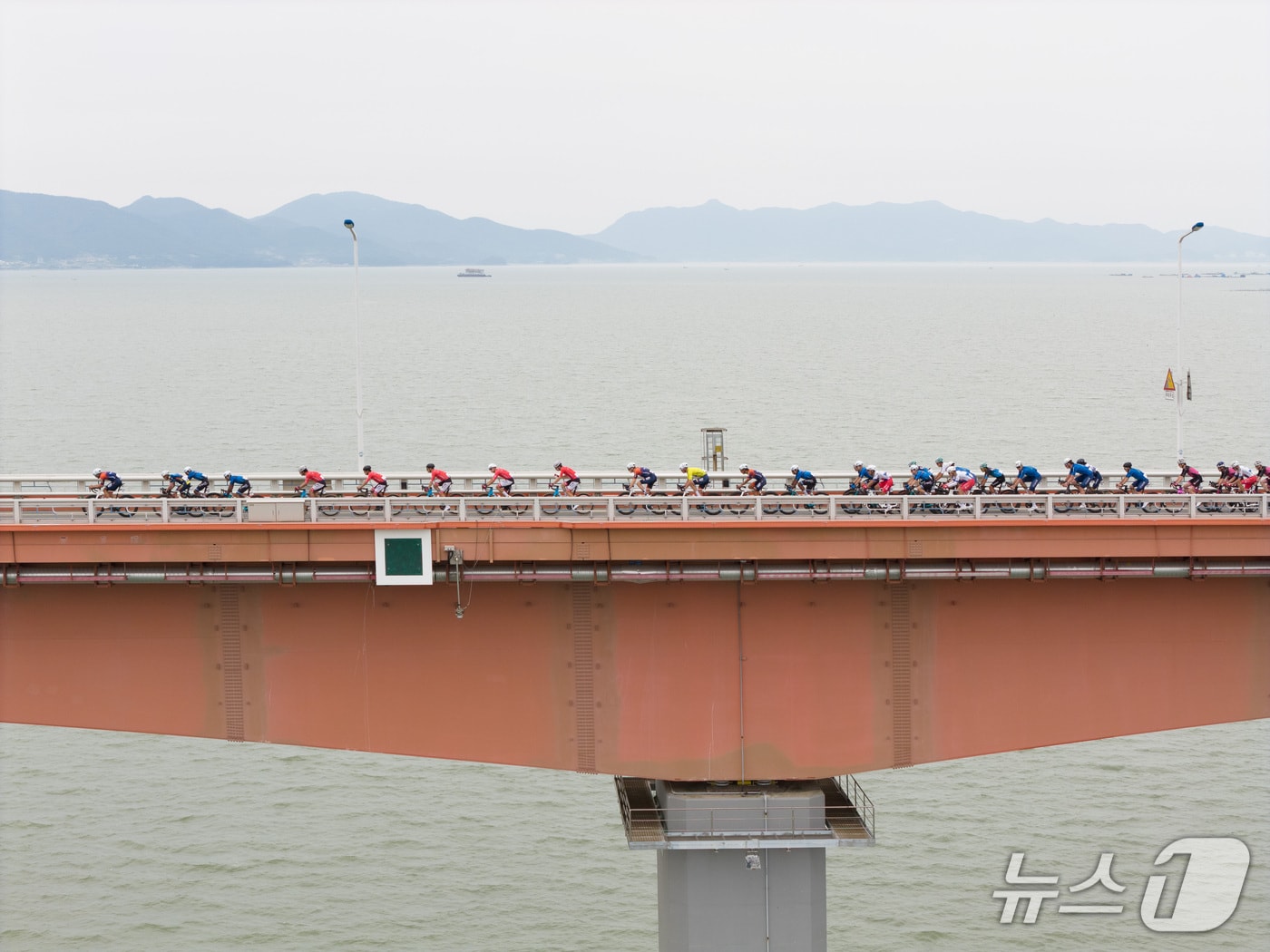 지난 6월 열린 투르드 경남 2025에 참가한 국제 싸이클 선수들이 레이스를 펼치고 있는 모습.(경남도 제공. 재판매 및 DB금지)