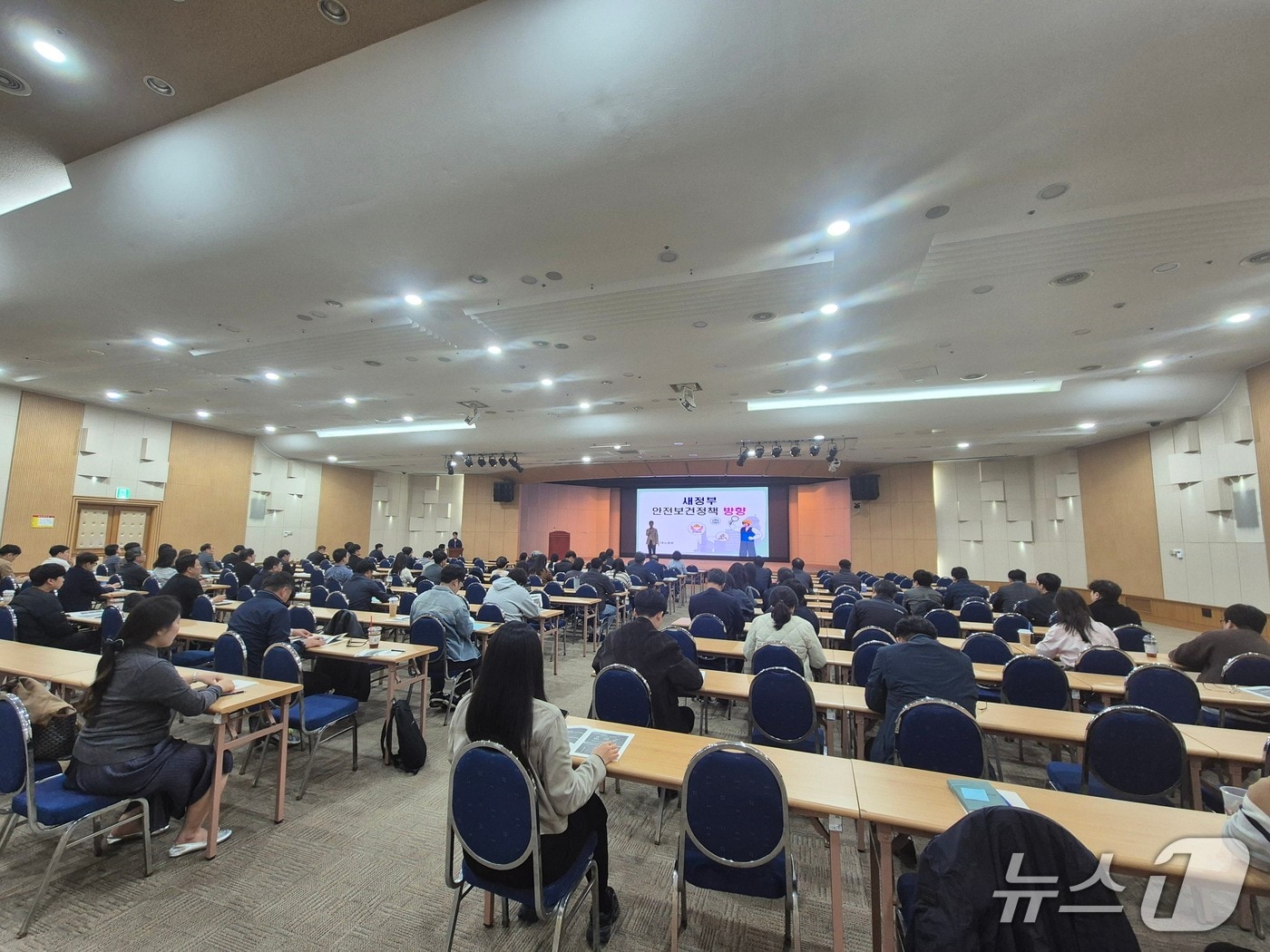 고용노동부 경기지청이 24일 오후 2시 경기도 경제과학진흥원 1층 광교홀에서 수원·화성·용인시, 경기도교육청 등 공공기관 안전보건 종사자 100명을 대상으로 '중대재해 감축 긴급 안전보건교육'을 실시하고 있다. (고용노동부 경기지청 제공. 재판매 및 DB 금지) 2025.10.24/뉴스1