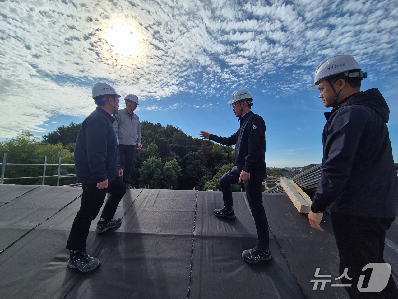 고용노동부 경기지청 관계자들이 24일 오전 수원시 장안구 연무동 지역문화 활동시설 신축공사 현장에서 '추락재해 예방을 위한 소규모 건설현장 불시점검'을 벌이고 있다. (고용노동부 경기지청 제공. 재판매 및 DB 금지) 2025.10.24/뉴스1
