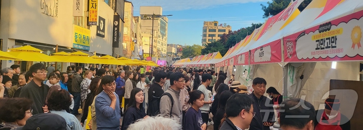 강원 원주시의 원도심과 지역경제 활성화를 위한 대표 축제인 '2025 원주만두축제'가 지난 10월 24일 원주 중앙동 전통시장과 문화의 거리, 원일로 일원에서 개막했던 가운데, 첫 날 관광객과 시민들이 축제장 만두 부스에서 시식을 위해 대기하고 있다. 이 축제는 같은 달 26일까지 3일간 원도심과 지역경제 활성화를 위해 열렸다. 2025.10.24/뉴스1 ⓒ News1 신관호 기자