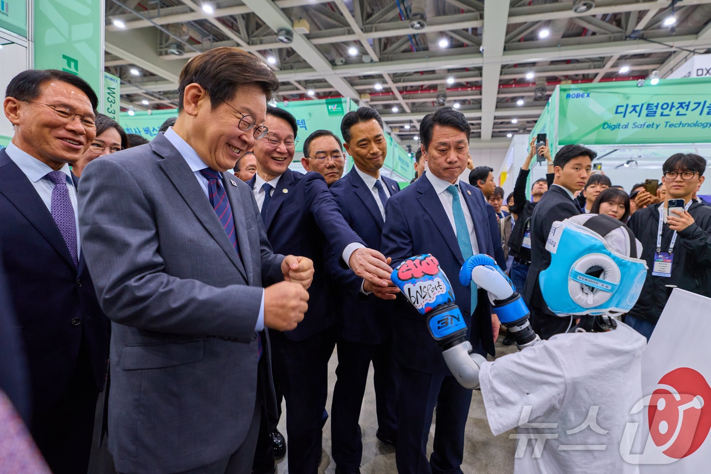 이재명 대통령이 24일 대구광역시 북구 대구전시컨벤션센터(EXCO)에서 열린 미래혁신기술박람회(FIX 2025)를 찾아 로봇을 바라보고 있다. (대통령실 제공. 재판매 및 DB 금지) 2025.10.24/뉴스1 ⓒ News1 이재명 기자