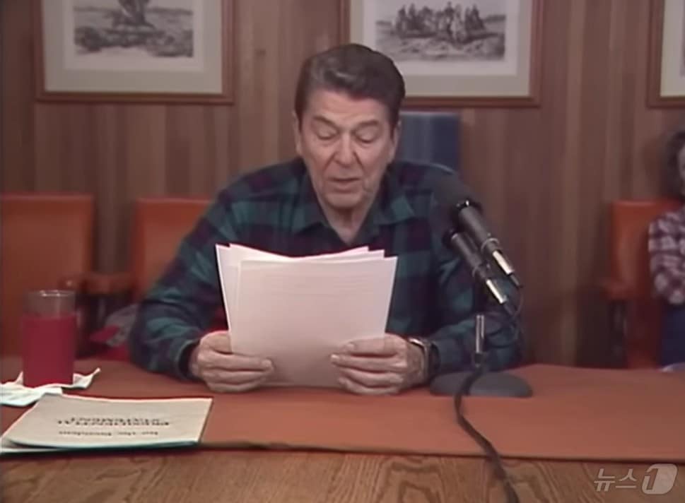 로널드 레이건 전 미국 대통령이 지난 1987년 4월 25일 당시 대국민 라디오 연설을 하는 모습.(로널드 레이건 유튜브 캡처, 재판매 및 DB금지) ⓒ News1 류정민 특파원