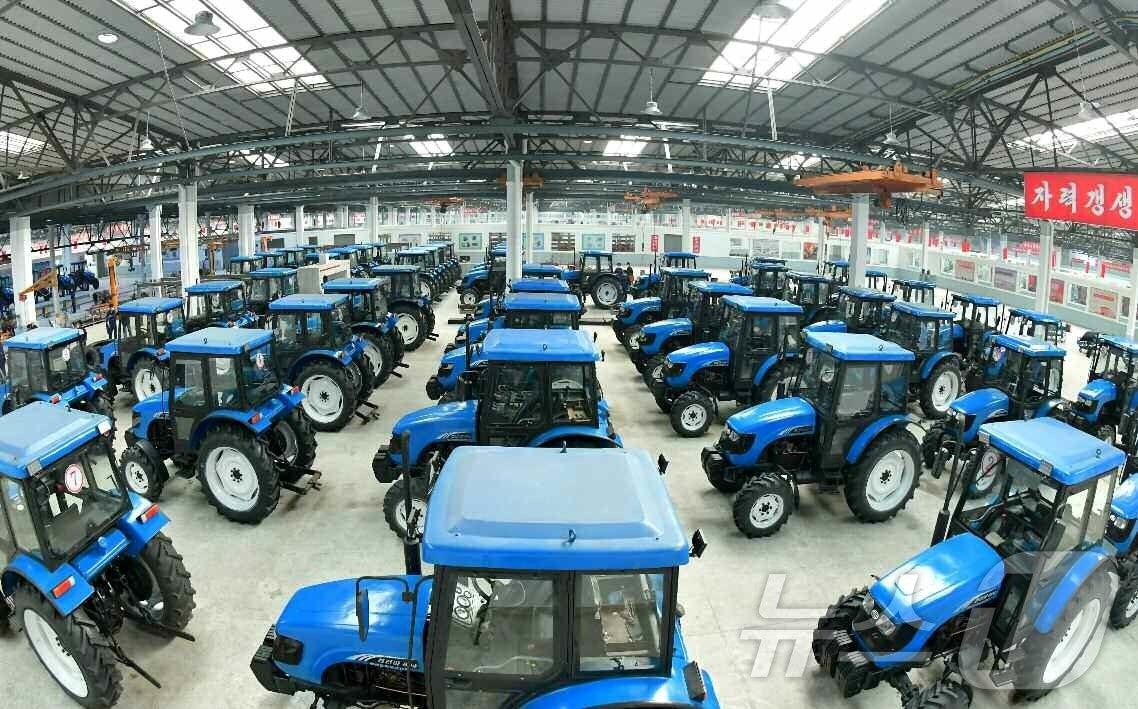 &#40;평양 노동신문=뉴스1&#41; = 북한 노동당 기관지 노동신문은 25일 &#34;당의 새시대 농촌혁명강령을 받들고 농업생산에서 급진적 변혁이 일어나는 속에 농촌경리의 종합적 기계화 실현에서 진일보가 이룩됐다＂라고 보도했다. [국내에서만 사용가능. 재배포 금지. DB 금지. For Use Only in the Republic of Korea. Redistribution Prohibited] rodongphoto@news1.kr