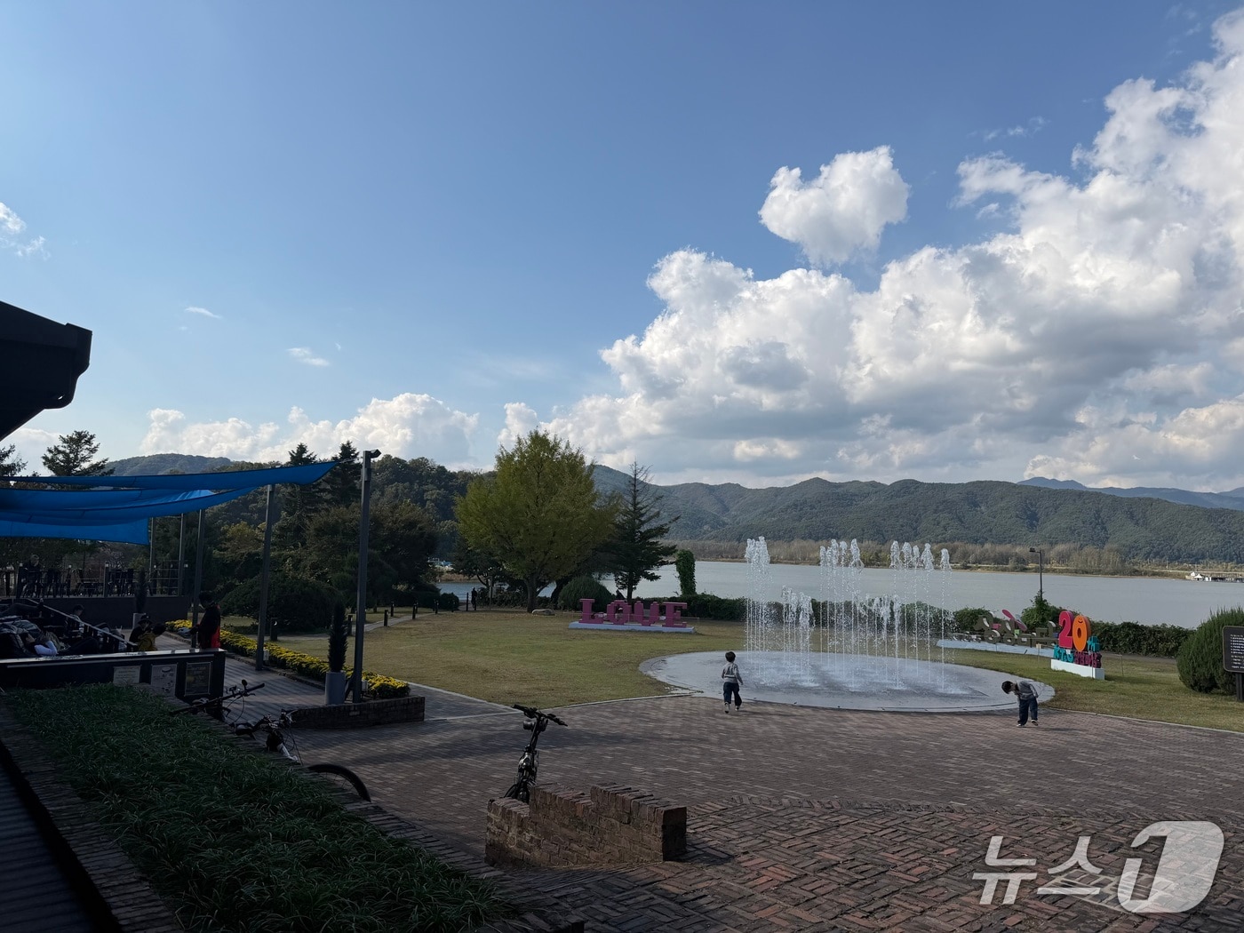 25일 낮 강원 춘천 삼천동의 한 대형카페 야외에 마련된 분수대에 어린이들이 뛰어놀고 있다.2025.10.25 한귀섭 기자