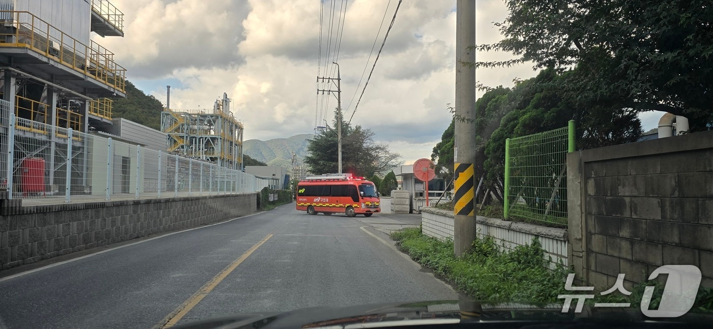 경주 아연공장 작업자 질식 사고가 난 현장에 119구조대가 진입하고 있다. (독자 제공. 재판매 및 DB금지)/뉴스1