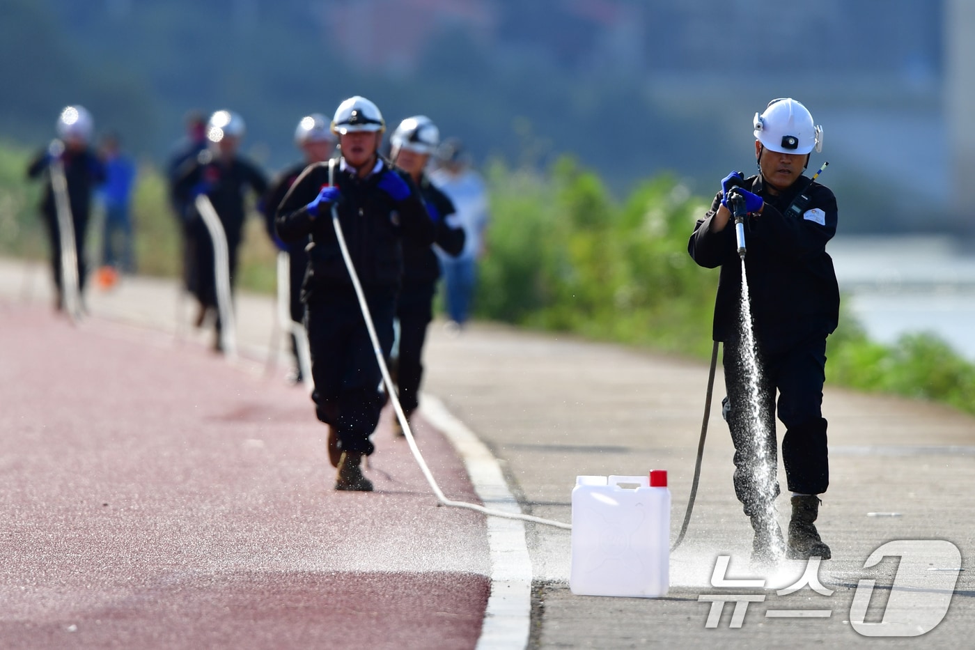 25일 경북 포항시 남구 연일읍 형산강에서 남구청 산불전문예방진화대원들이 출동훈련을 하고 있다. 2025.10.25/뉴스1 ⓒ News1 최창호 기자